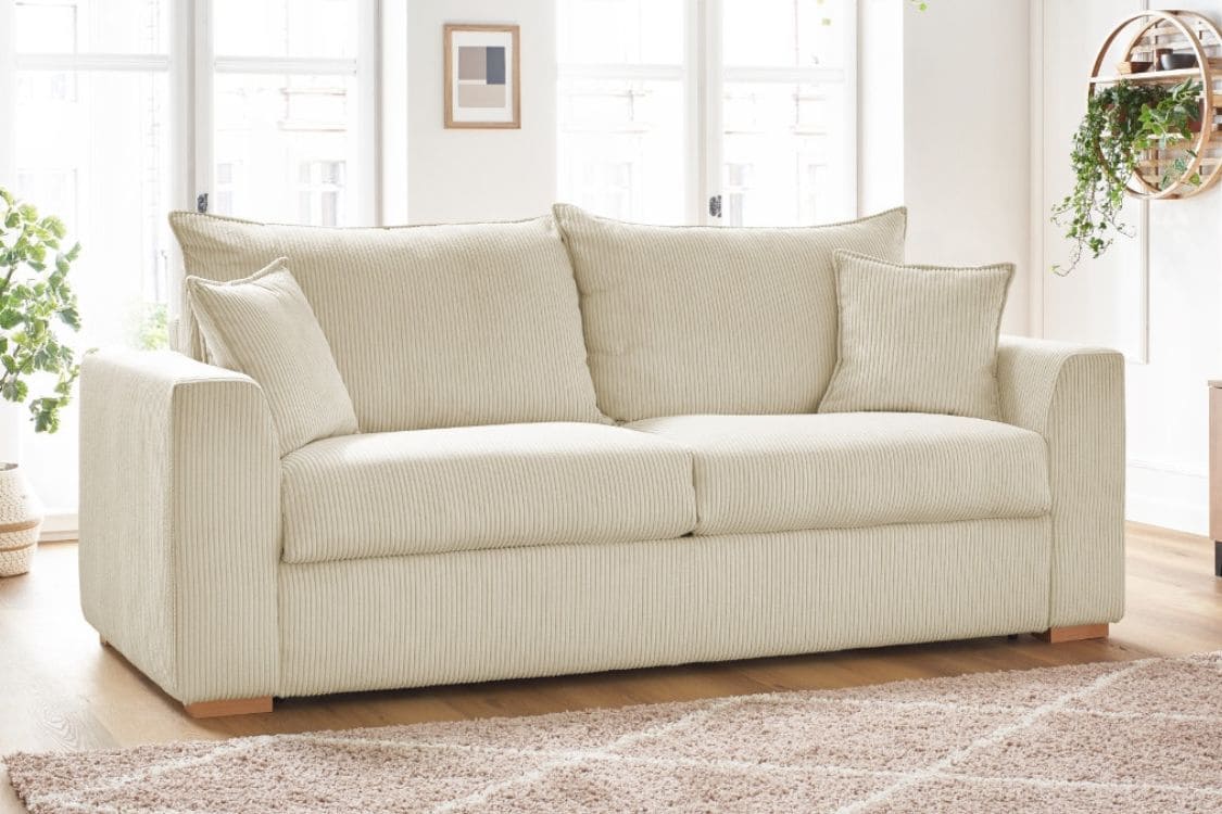 Beau canapé velours scandinave dans salon chic